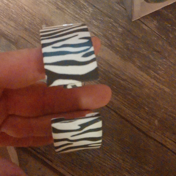 Woman's Fashion Watch (needs battery) - Picture 2 of 3